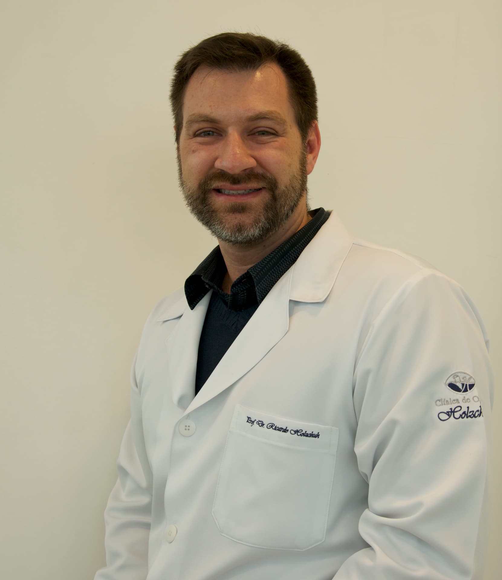 Retrato do Prof. Dr. Ricardo Holzchuh, oftalmologista da Clínica de Olhos Holzchuh